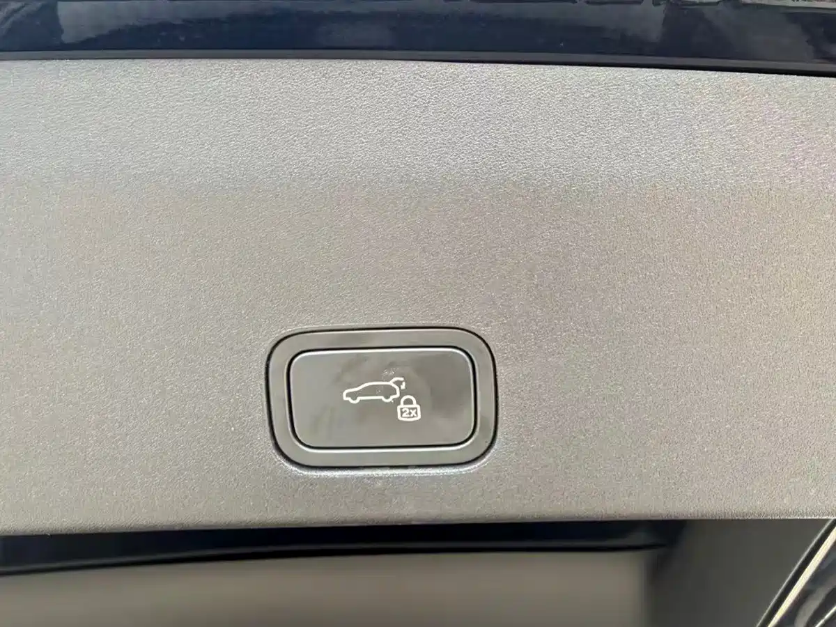 Li Auto i6 2026 2025 2WD Base Model