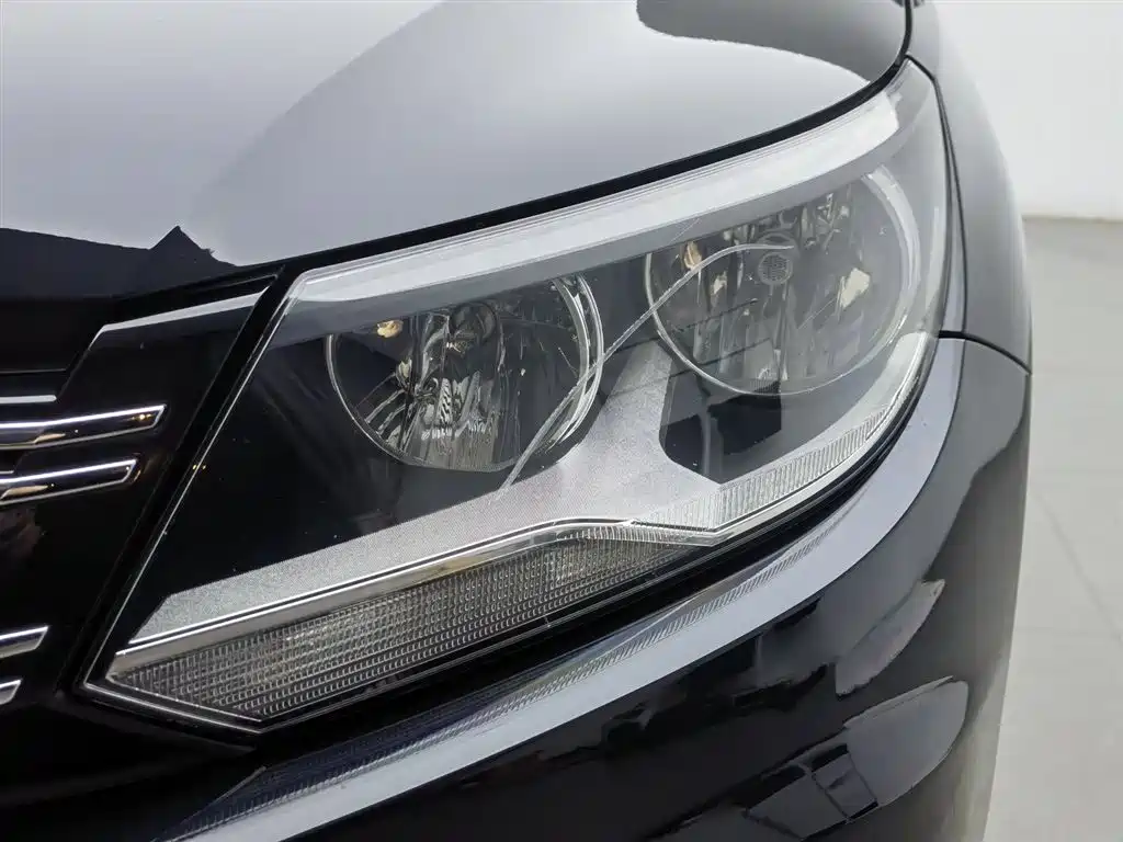 Volkswagen Tiguan 2012 2.0TSI Comfort фото 7