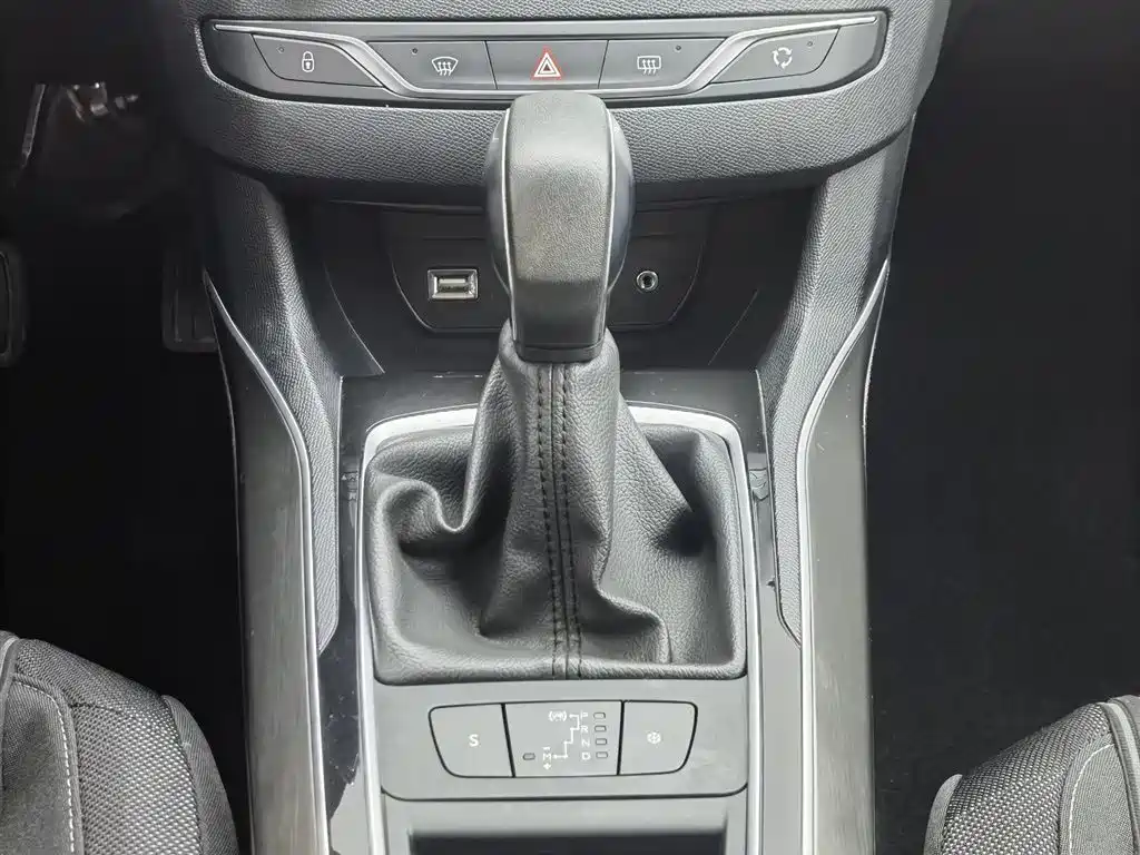 Peugeot 408 2014 1.8L Automatic Luxury Edition фото 13