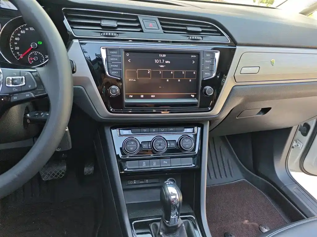 Volkswagen Touran 2018 Touran L 280TSI DSG Comfort 7-seater China V фото 6
