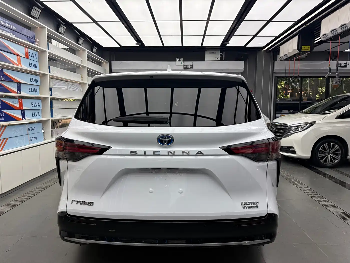 Toyota Sienna 2023 2.5L Hybrid Premium Edition фото 6