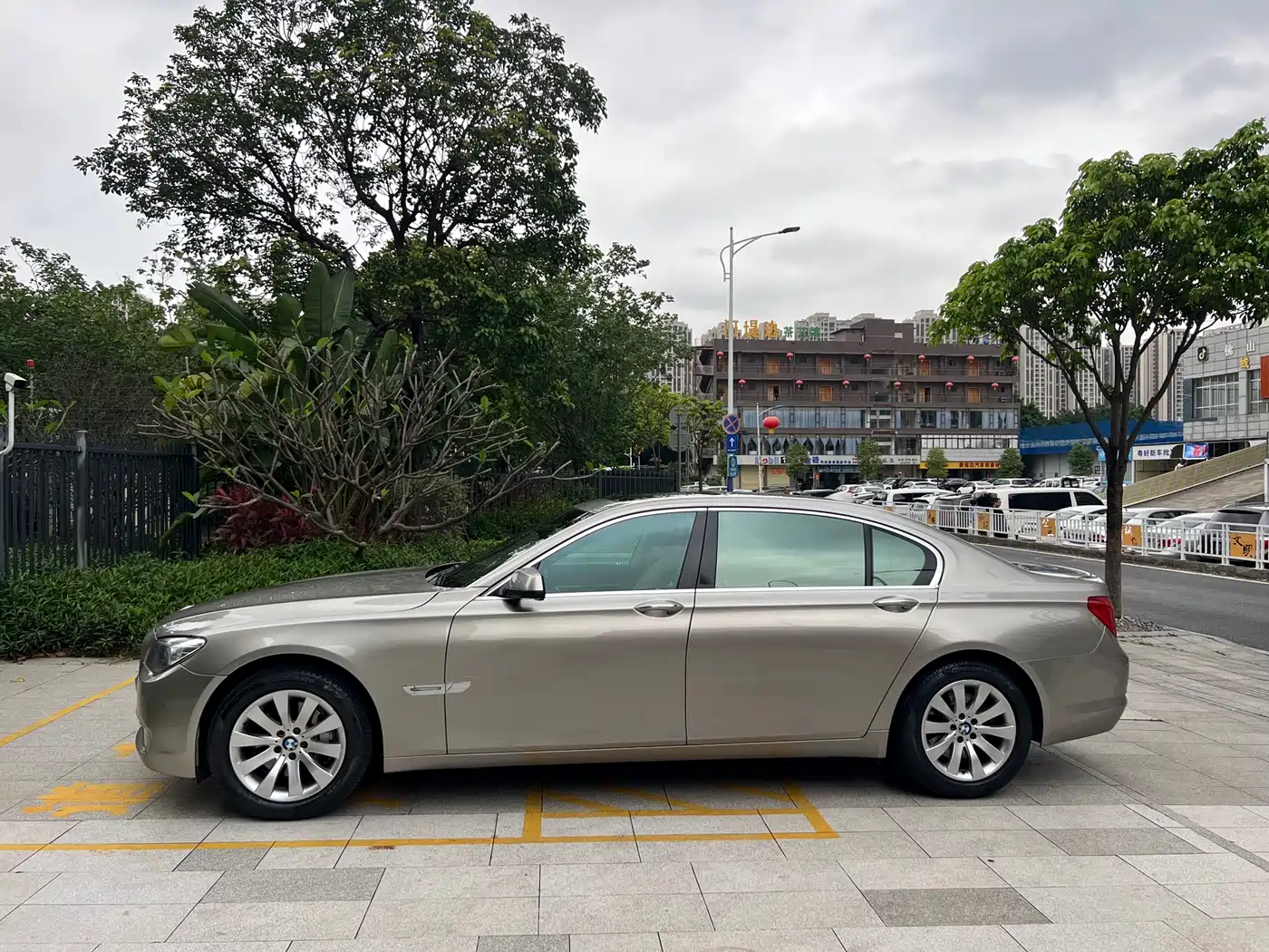 BMW 7 Series 2009 Model 740Li Leading Edition фото 4