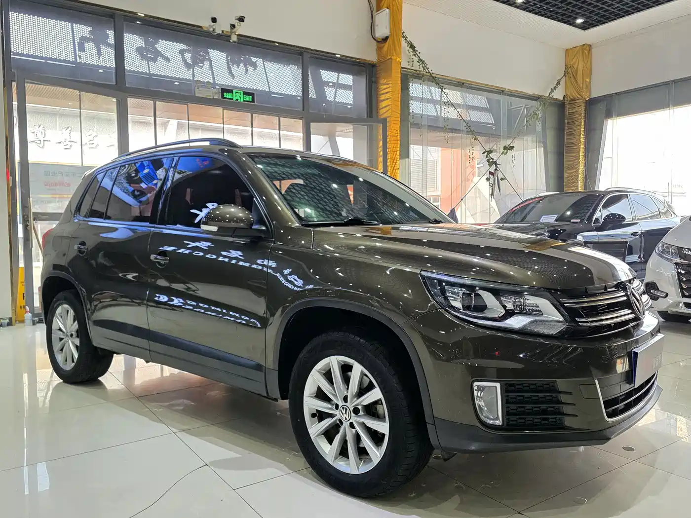 VOLKSWAGEN TIGUAN