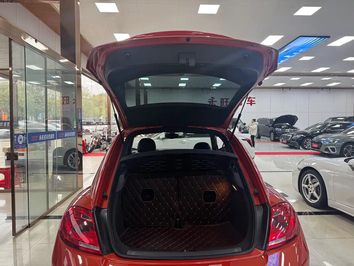 Volkswagen Beetle 2016 Model 180TSI Club Edition фото 9