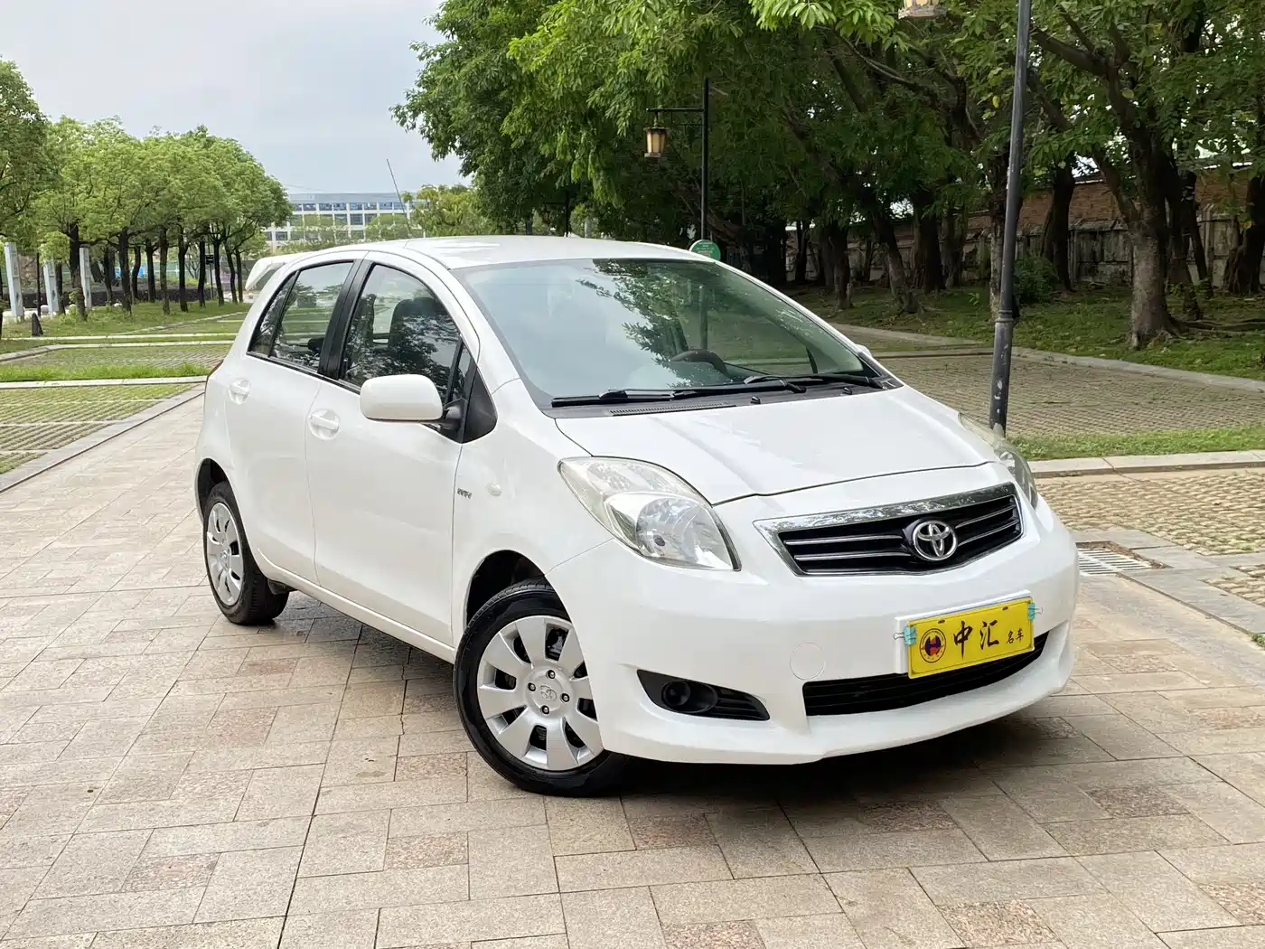 Toyota Yaris 2011 1.6E Auto Charm Edition фото 3