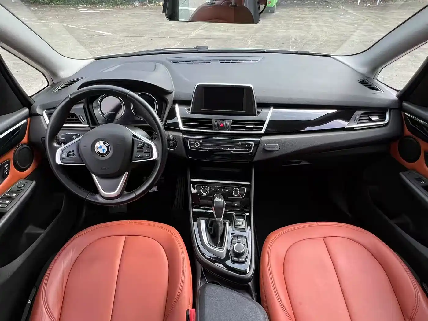 BMW 2 Series Touring 2019 218i Leading фото 8