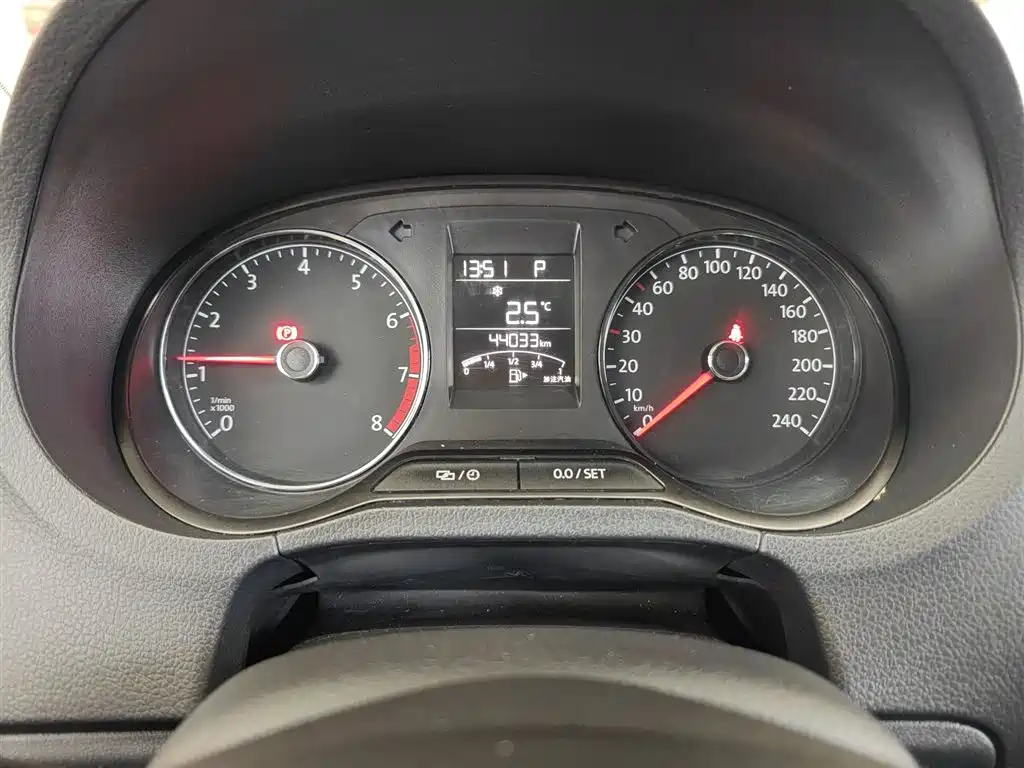 Volkswagen Polo 2016 1.4L Automatic Trend фото 12