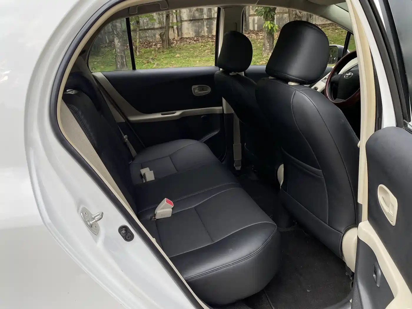 Toyota Yaris 2011 1.6E Auto Charm Edition фото 15