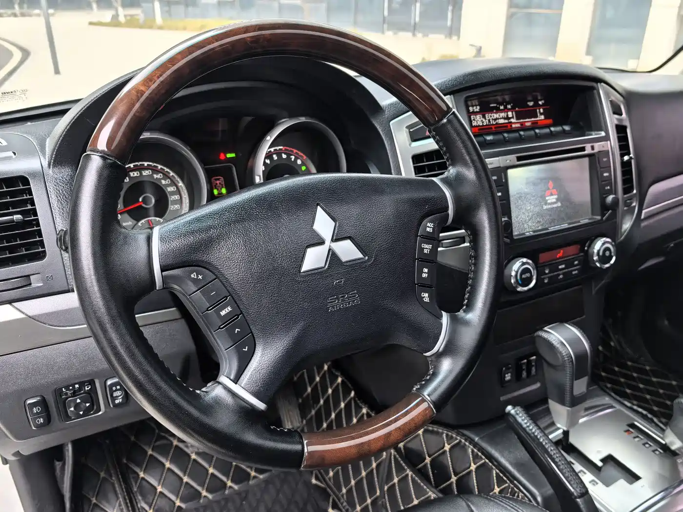 Mitsubishi Pajero (Import) 2016 3.0L Automatic Luxury (China V) фото 10