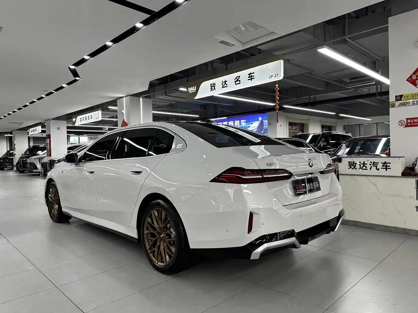 BMW 5 Series 2025 530Li Leading M Sport Package фото 9