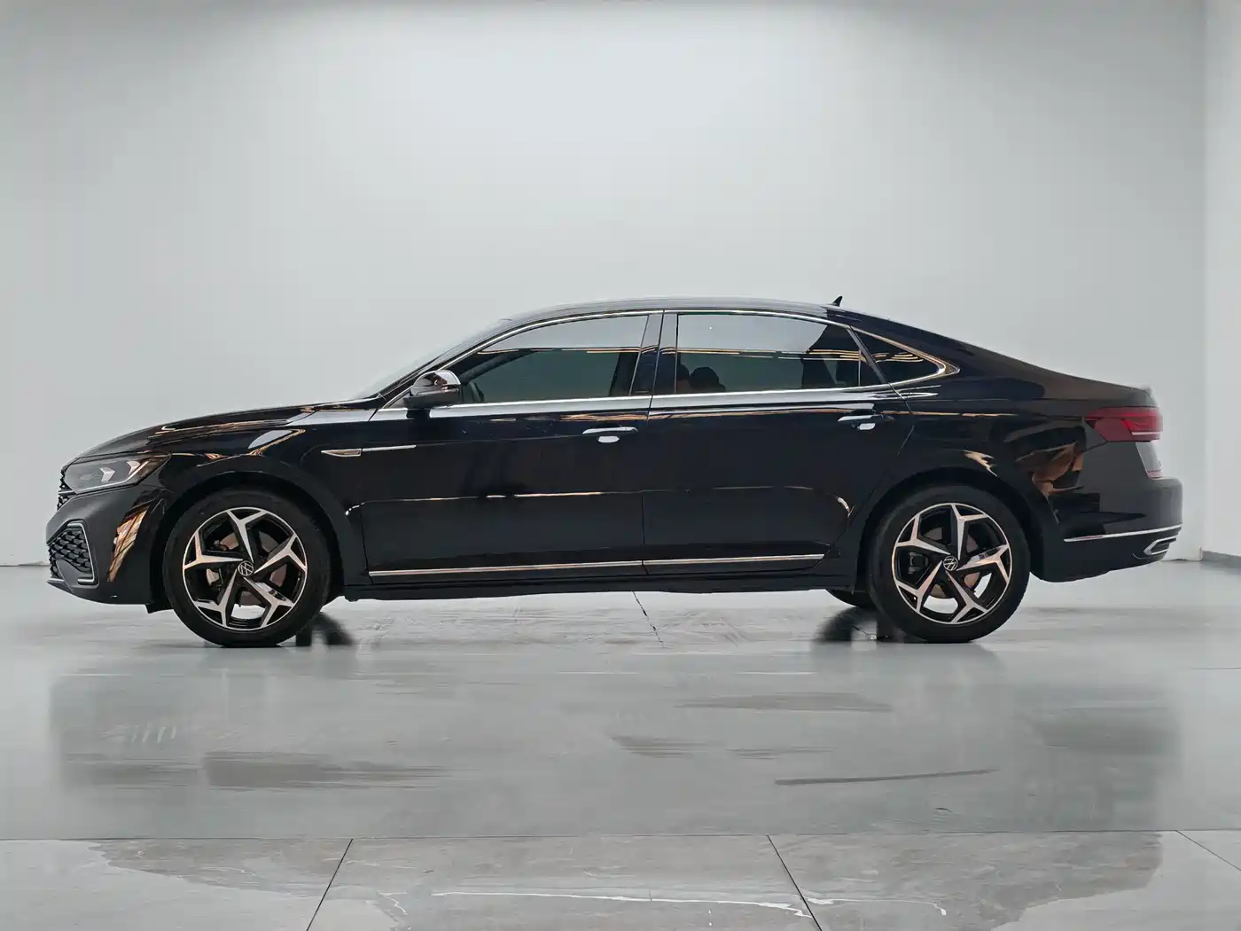 Volkswagen Passat 2024 380TSI Elite Edition фото 12