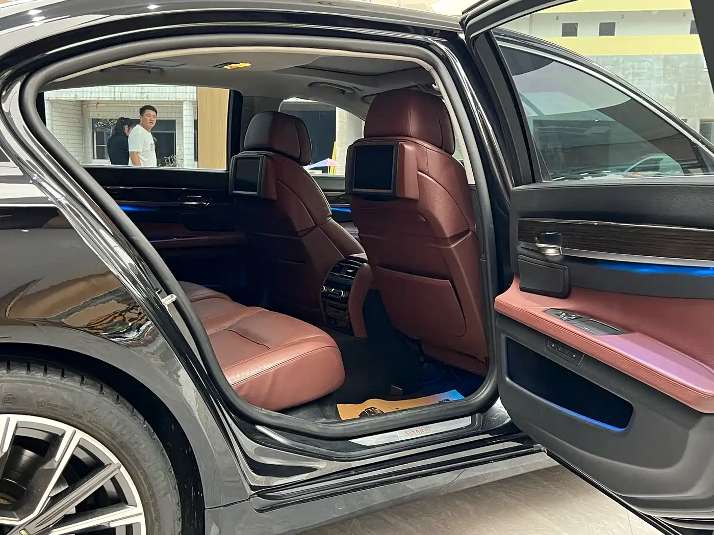 BMW 7 Series 2011 750Li xDrive фото 21