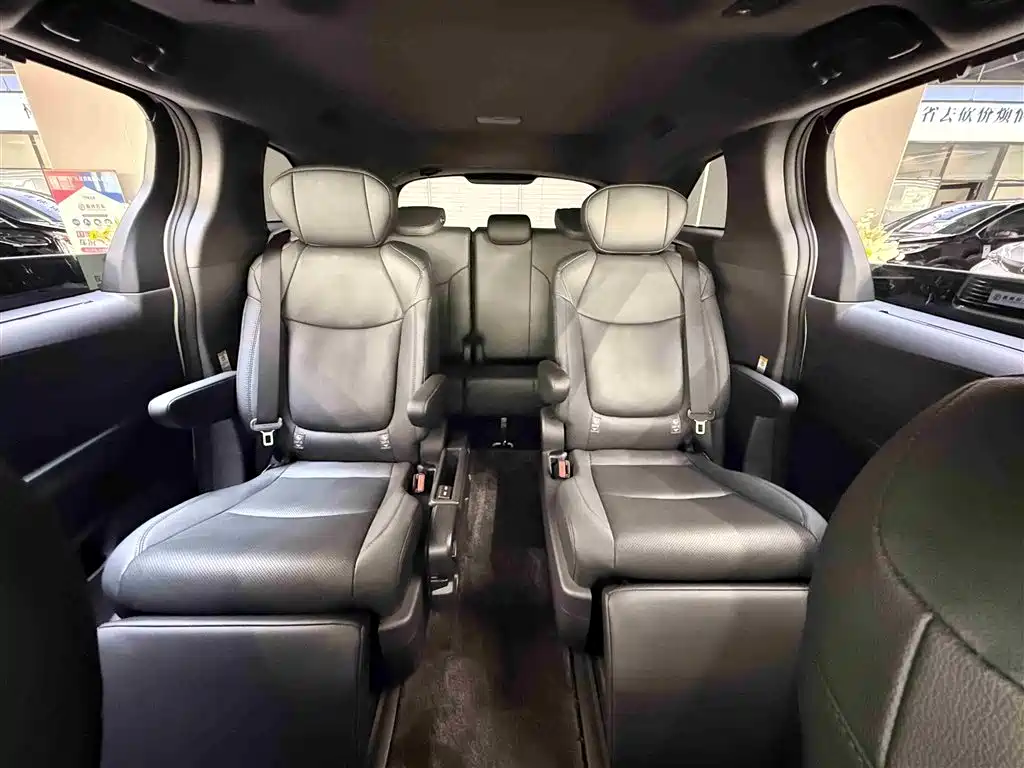 Toyota Sienna 2023 2.5L Hybrid Premium Edition фото 17