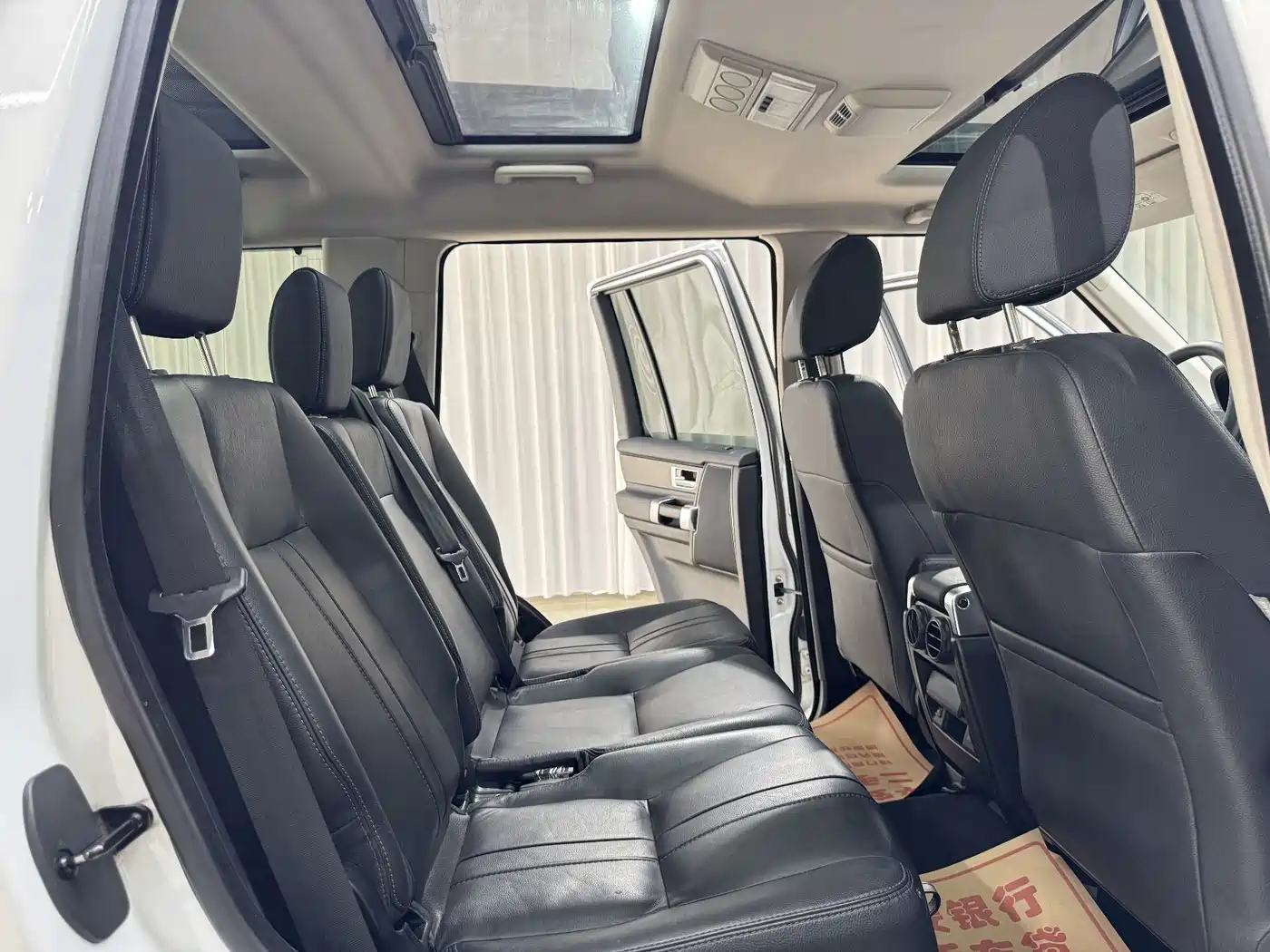 Land Rover Discovery 2015 3.0 SC V6 SE фото 14
