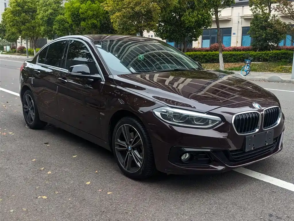 BMW 1 Series 2018 118i Sport Edition фото 11