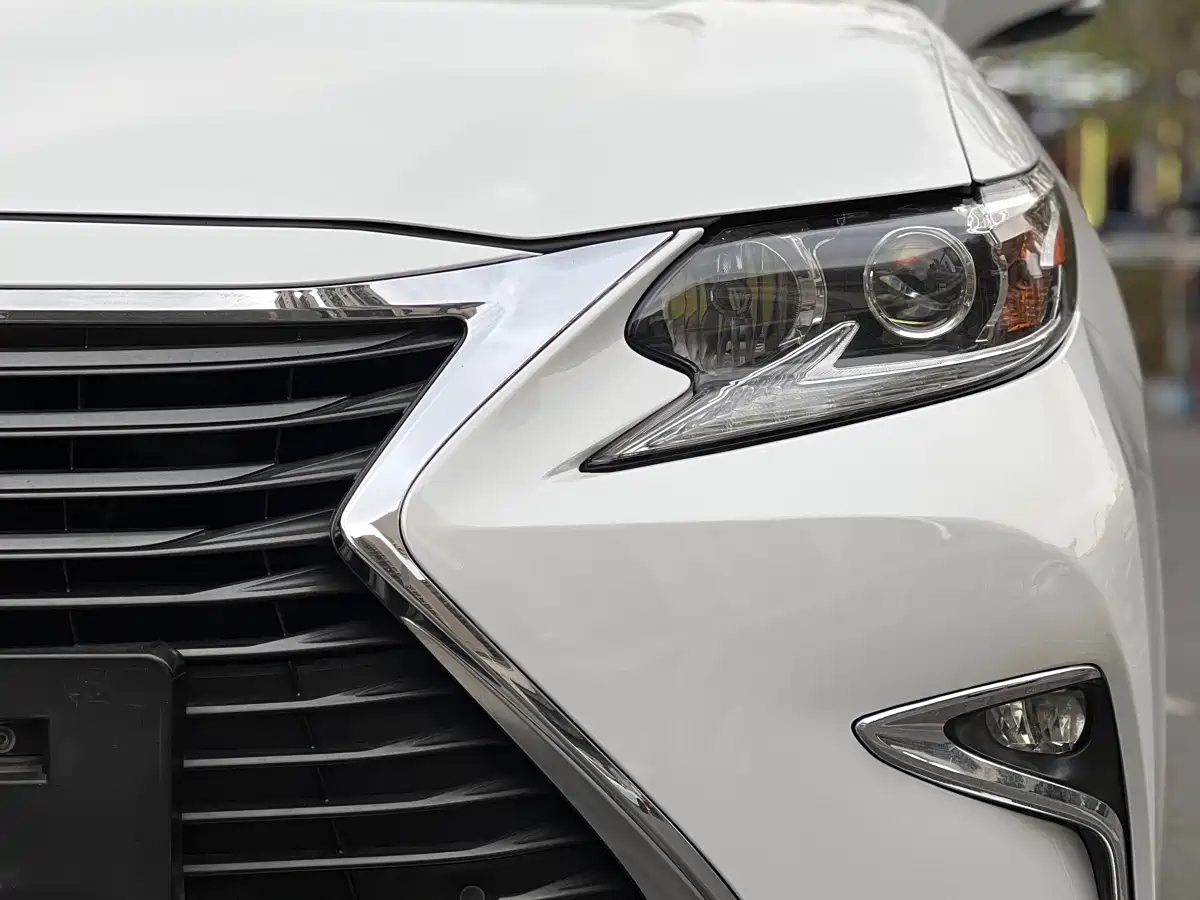 Lexus ES 2015 200 Elite Edition фото 18