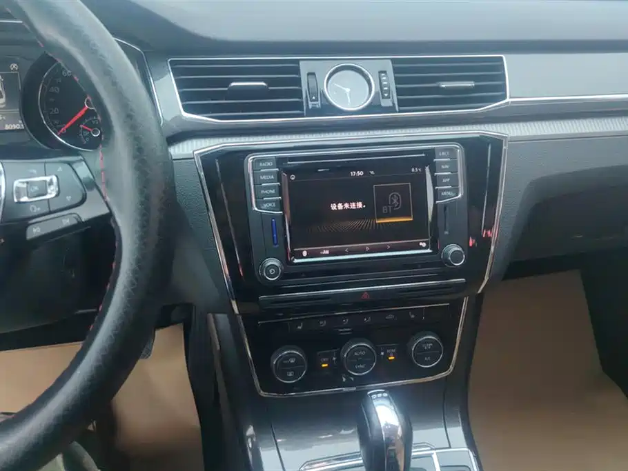 Volkswagen Passat 2017 330TSI DSG Luxury фото 13