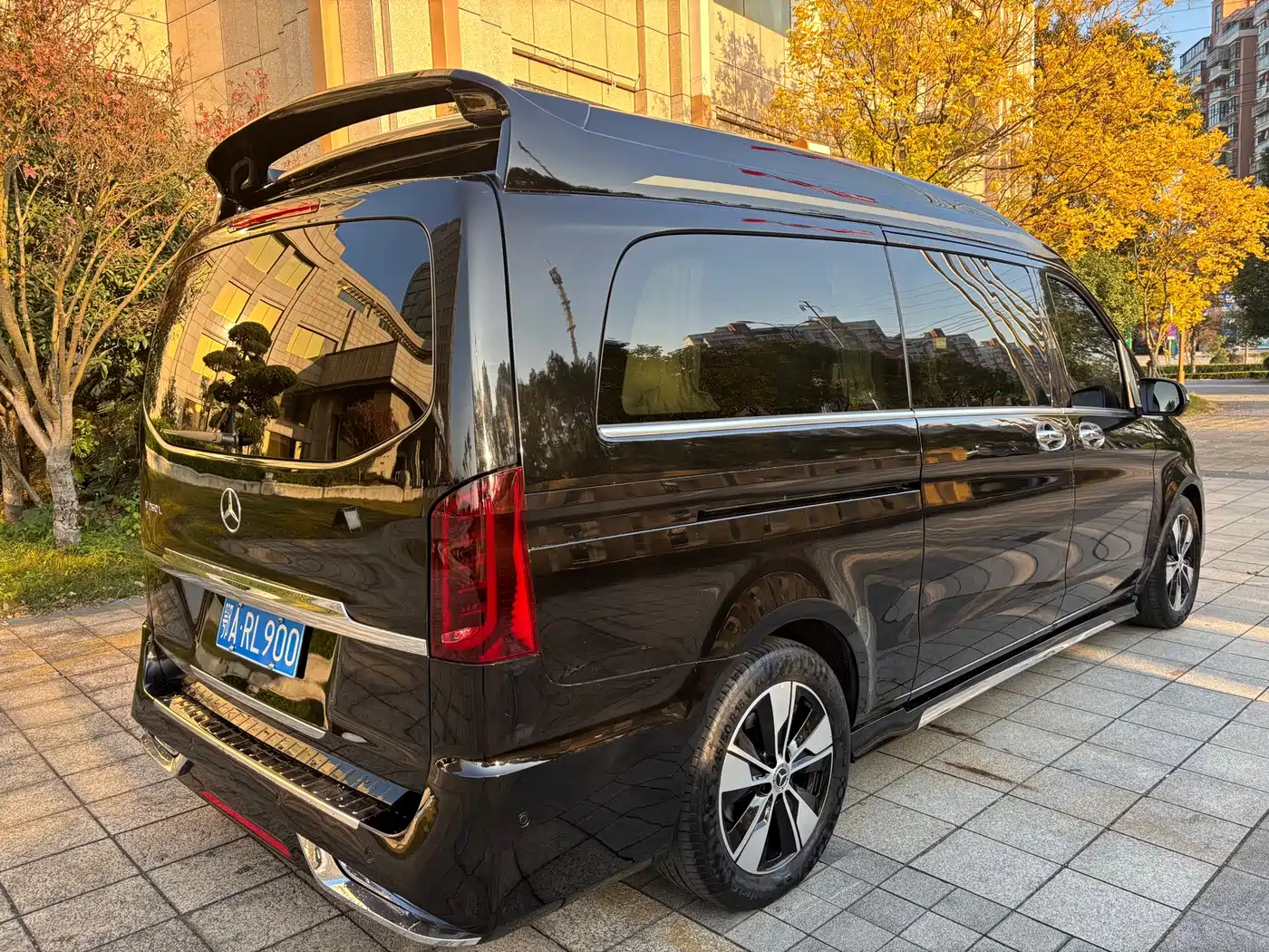 Mercedes-Benz V-Class 2021 V 260 L Long Wheelbase Premium Edition фото 4