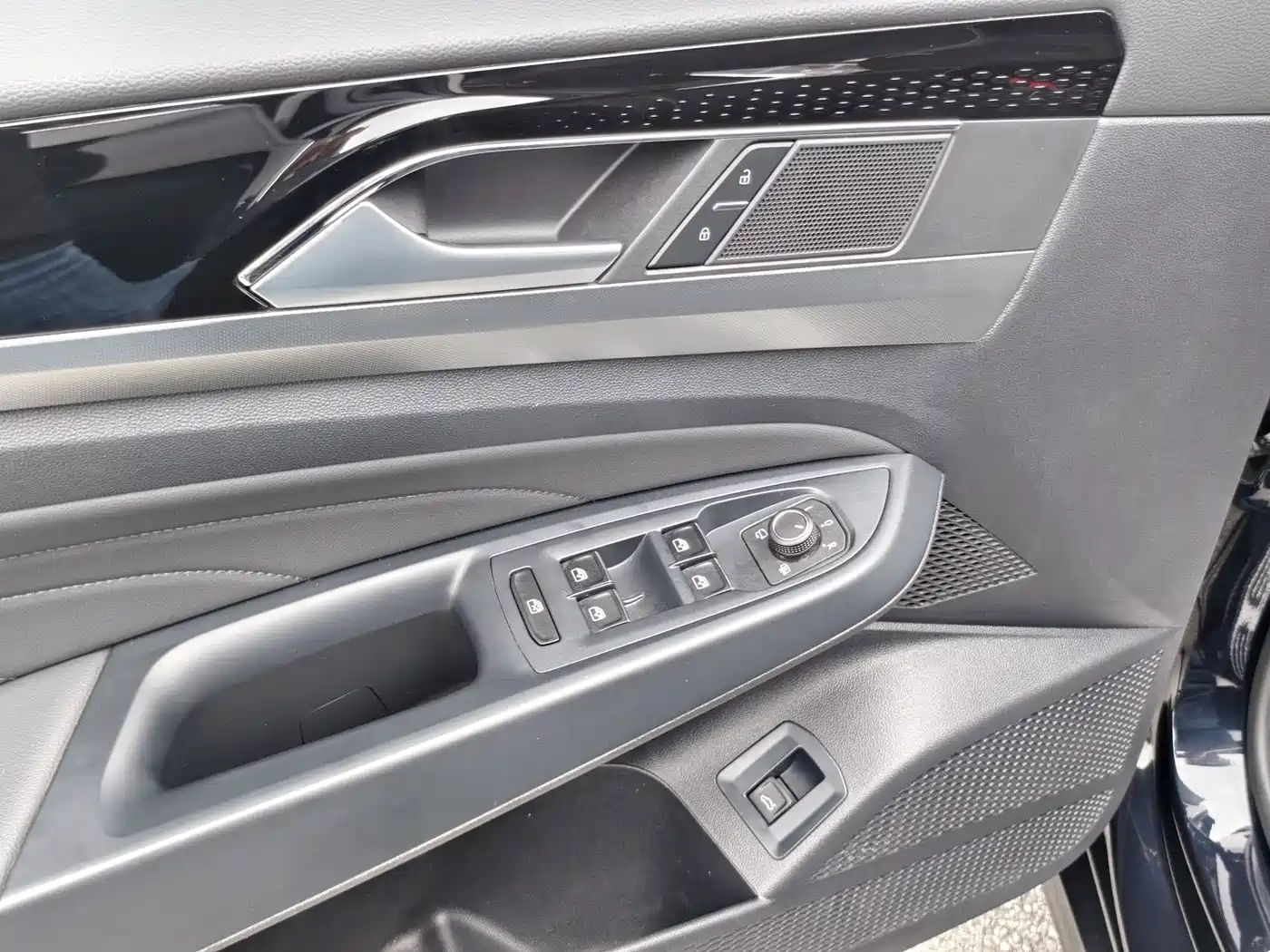 Volkswagen Passat 2023 280TSI Elite Edition фото 13