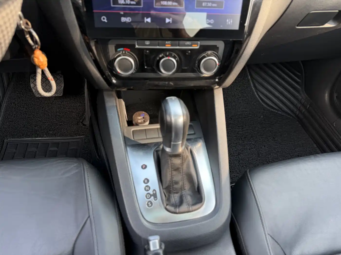 Volkswagen Sagitar 2014 1.6L Automatic Comfort фото 13