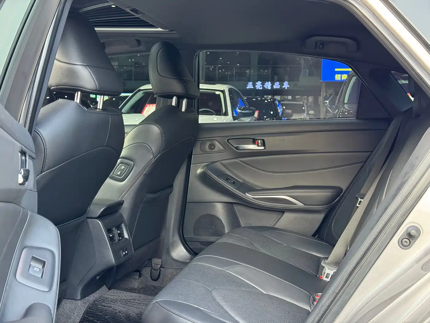 Toyota Avalon 2023 Hybrid 2.5L Luxury Edition фото 8