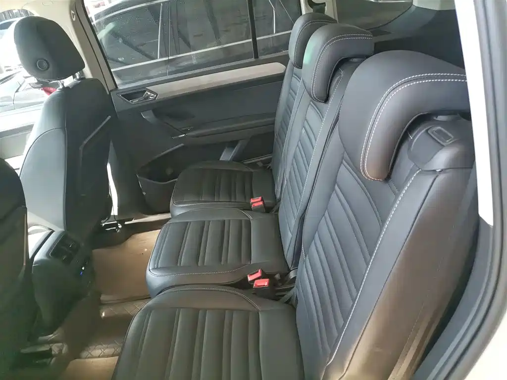 Volkswagen Touran 2018 Touran L 280TSI DSG Comfort 7-seater China V фото 17