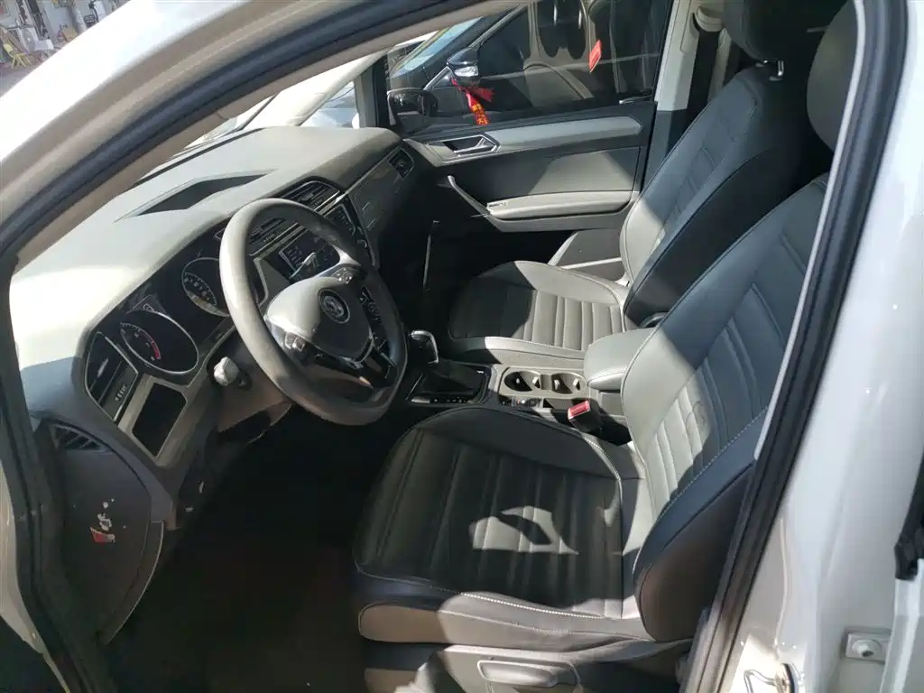 Volkswagen Touran 2018 Touran L 280TSI DSG Comfort 7-seater China V фото 15