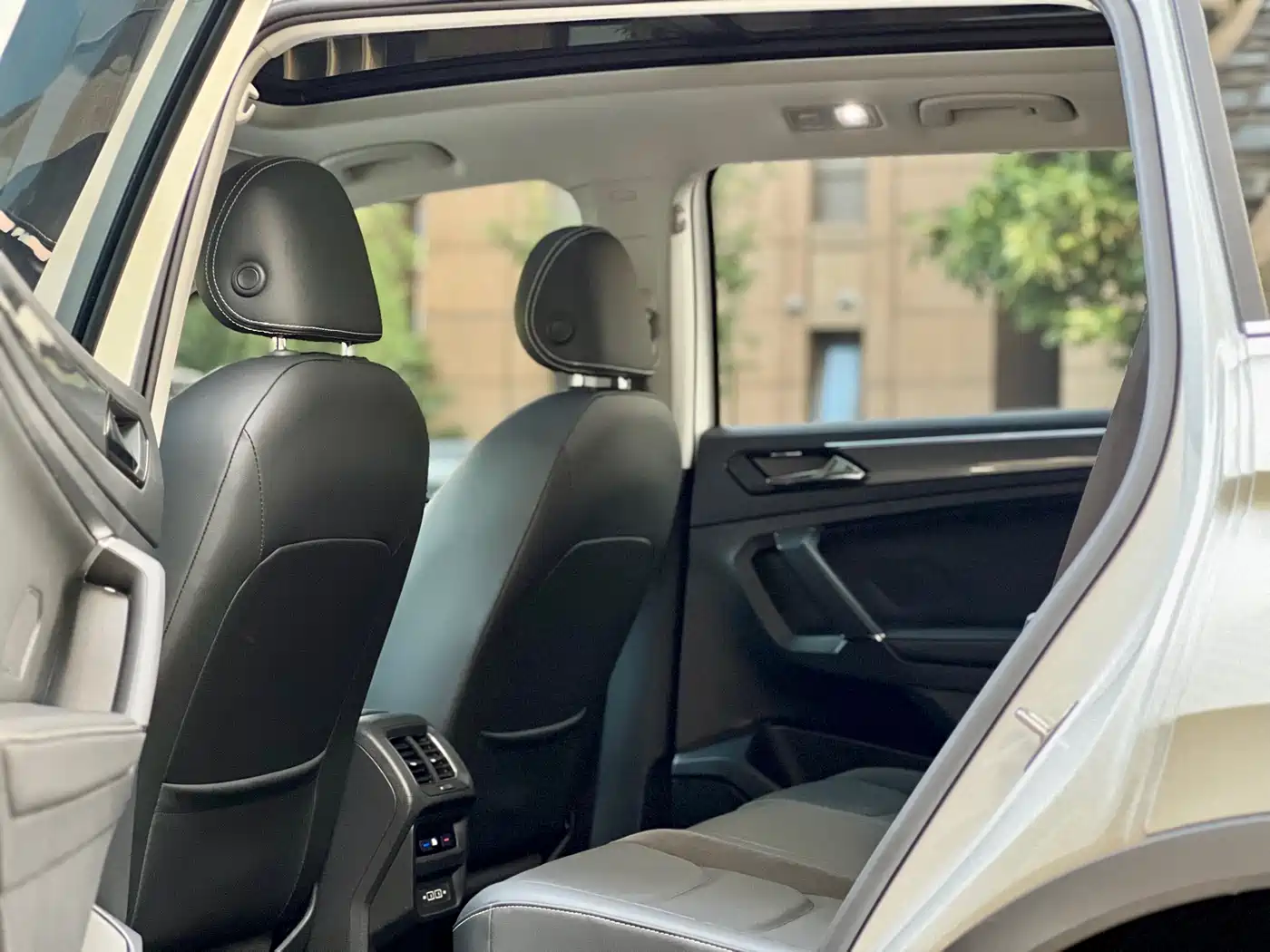 Volkswagen Tiguan L 2021 330TSI Automatic 2WD R-Line Premium фото 6