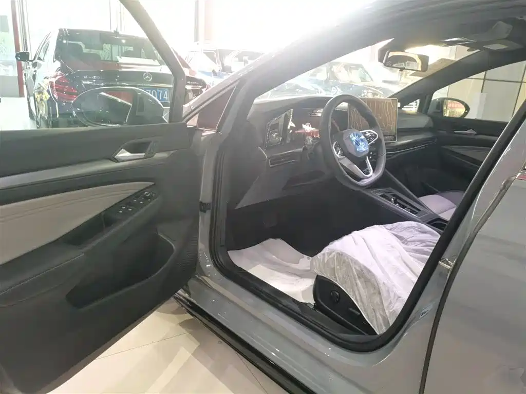 Volkswagen Golf 2025 Facelift 300TSI R-Line фото 13