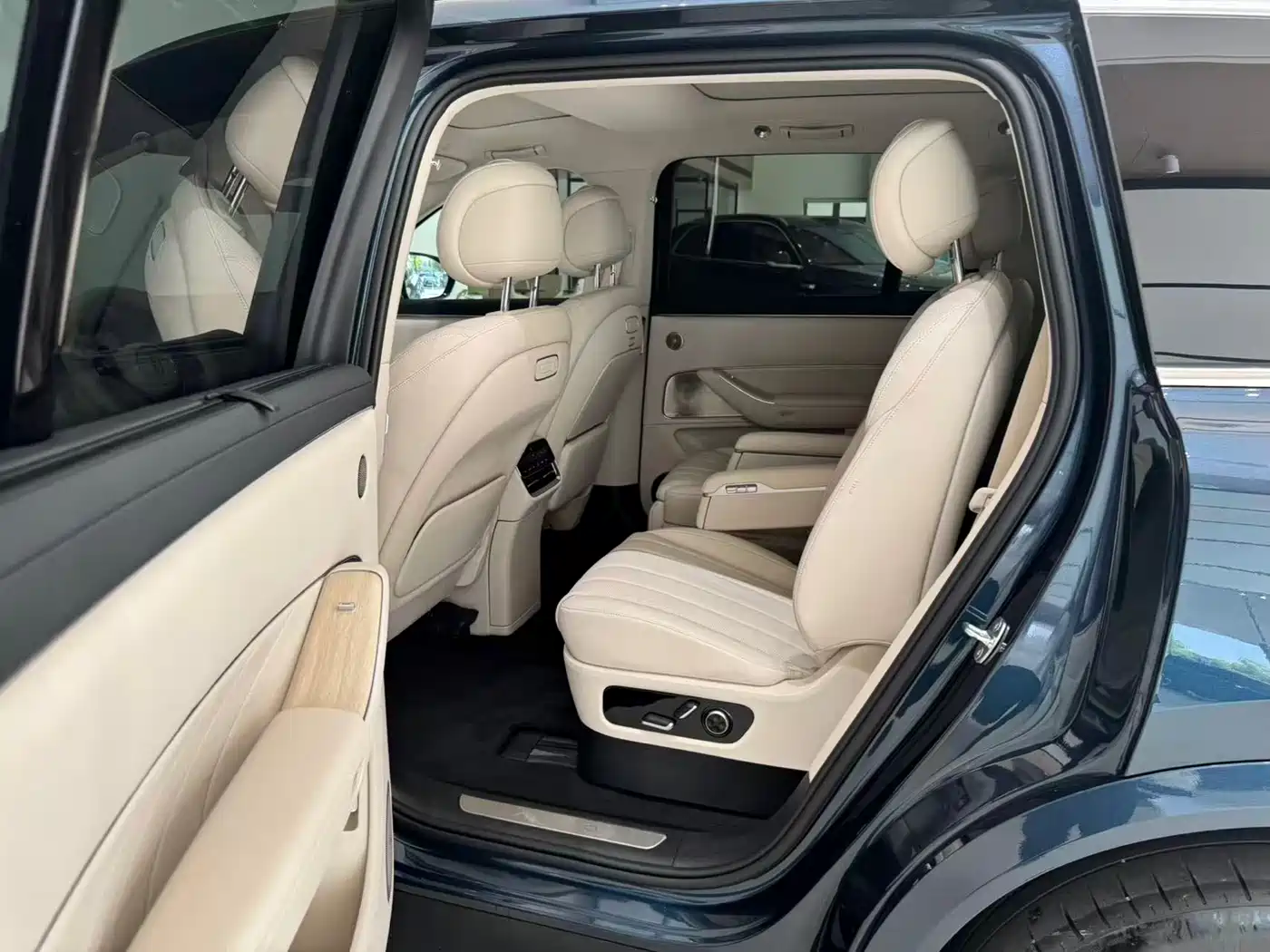 AITO Wenjie AITO M8 2025 Model Extended Range Max+ Edition 53.4kWh 6-Seater фото 9