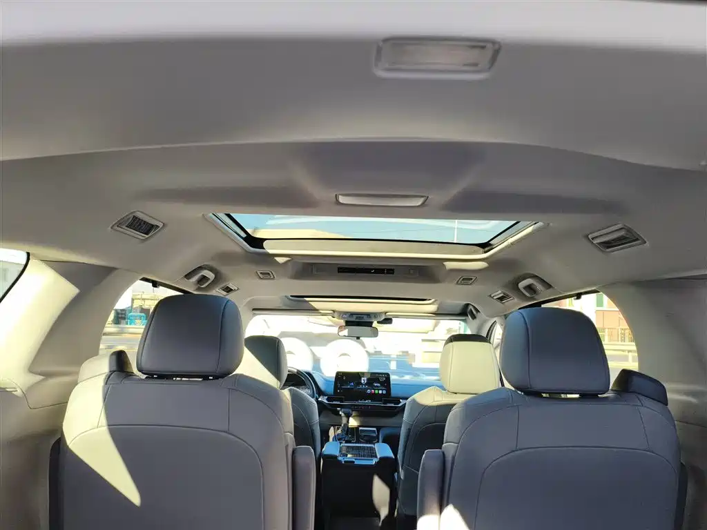 Toyota Granvia 2023 2.5L Hybrid Luxury Edition фото 8
