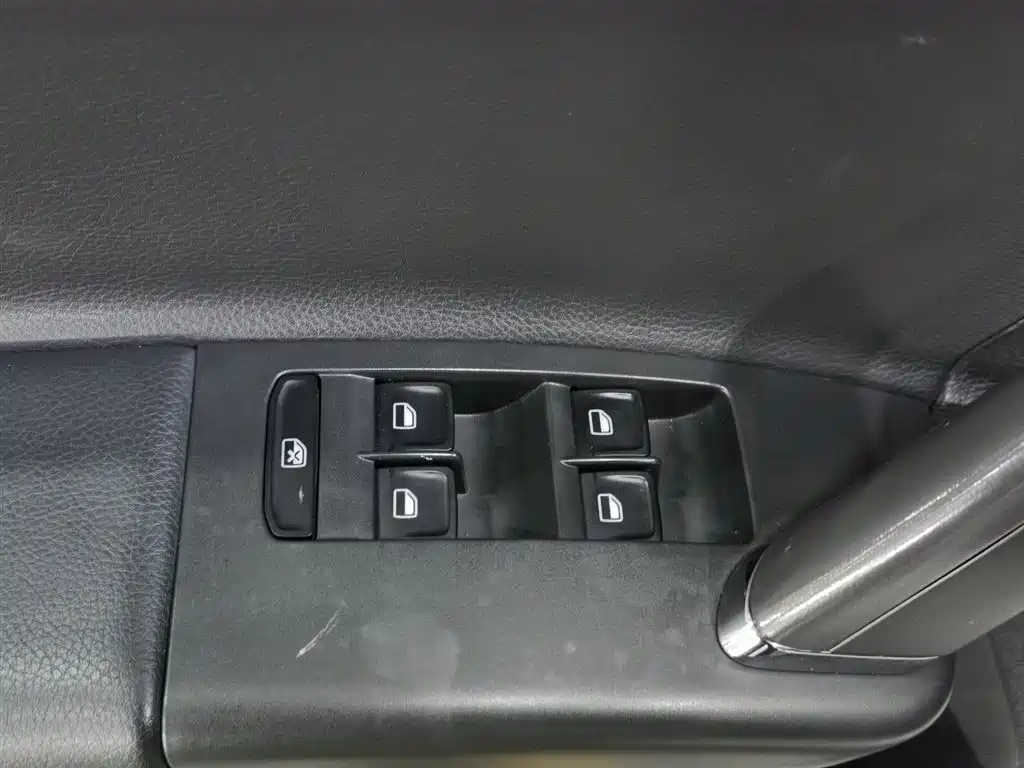 Volkswagen Lavida 2013 Facelift Classic 1.6L Automatic Comfort фото 9
