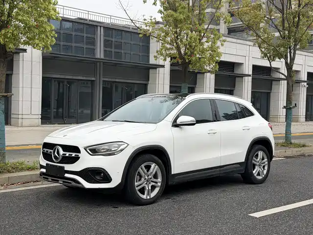 MERCEDES-BENZ GLA