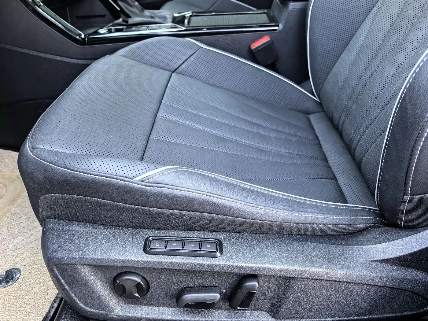 Volkswagen Passat 2024 280TSI Elite Edition фото 15