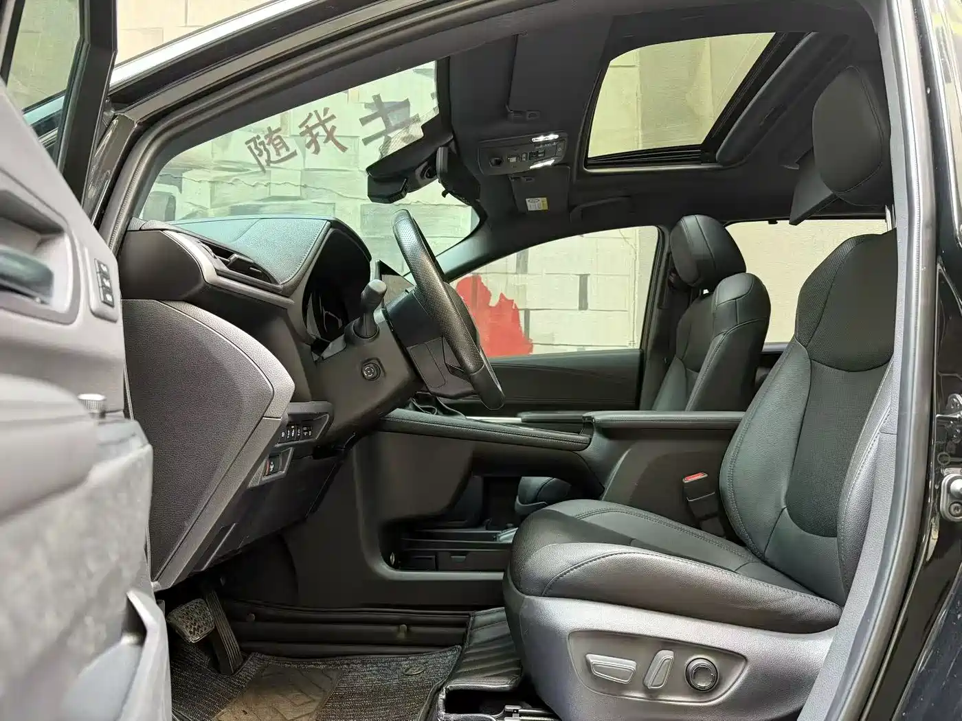 Toyota Sienna 2023 2.5L Hybrid Platinum Edition фото 6
