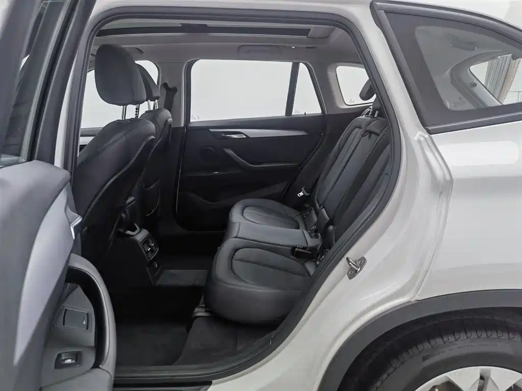 BMW X1 2016 sDrive18Li Premium Model фото 15