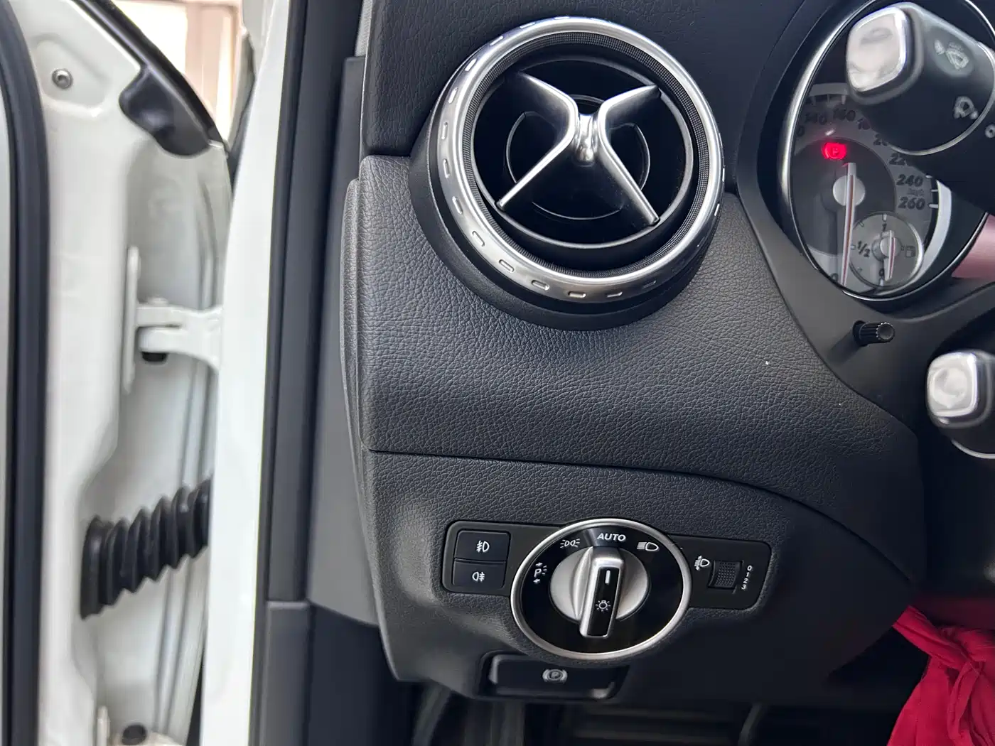 Mercedes-Benz GLA 2016 GLA 200 Dynamic фото 13