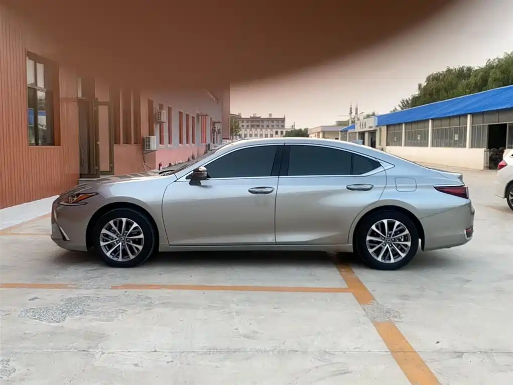Lexus ES 2023 200 Excellence Edition фото 7