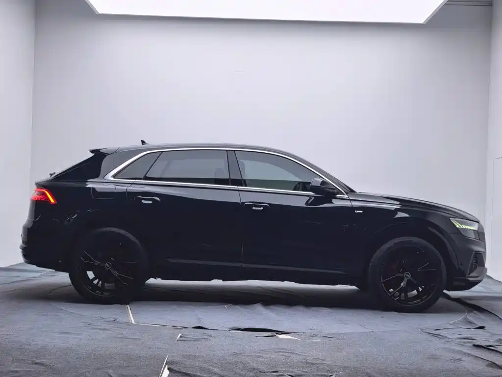 Photo 7 - Audi Q8