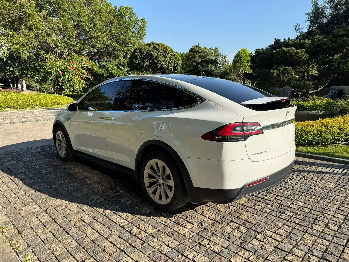 TESLA MODEL X