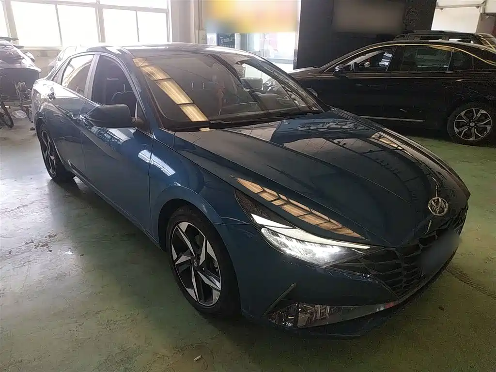 Hyundai Elantra 2021 1.5L CVT LUX Premium Edition фото 4