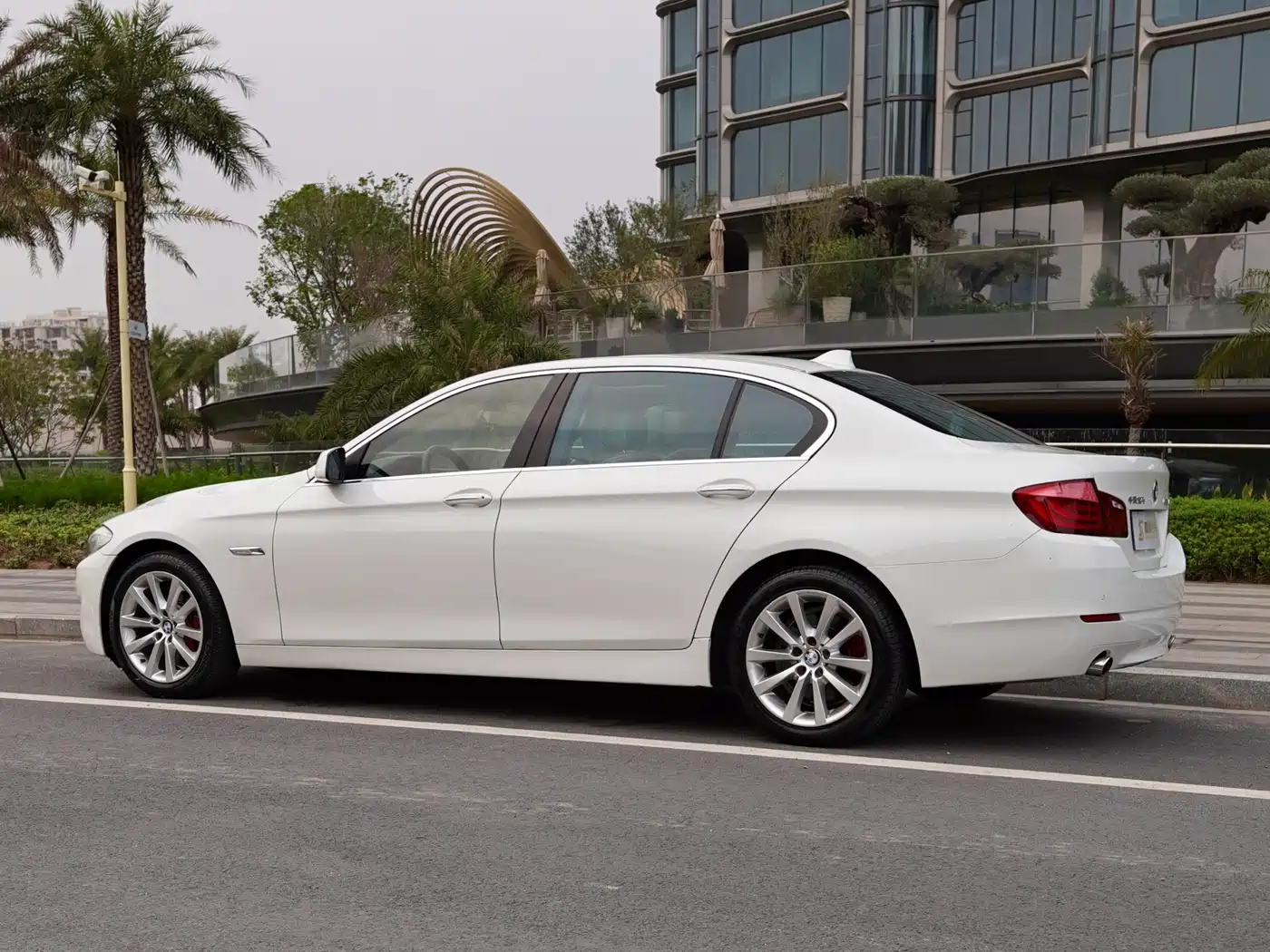BMW 5 Series 2011 535Li Leading фото 11