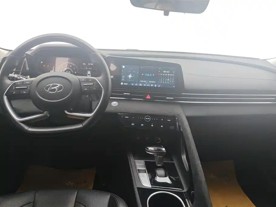 Hyundai Elantra 2021 1.5L CVT LUX Premium Edition фото 12