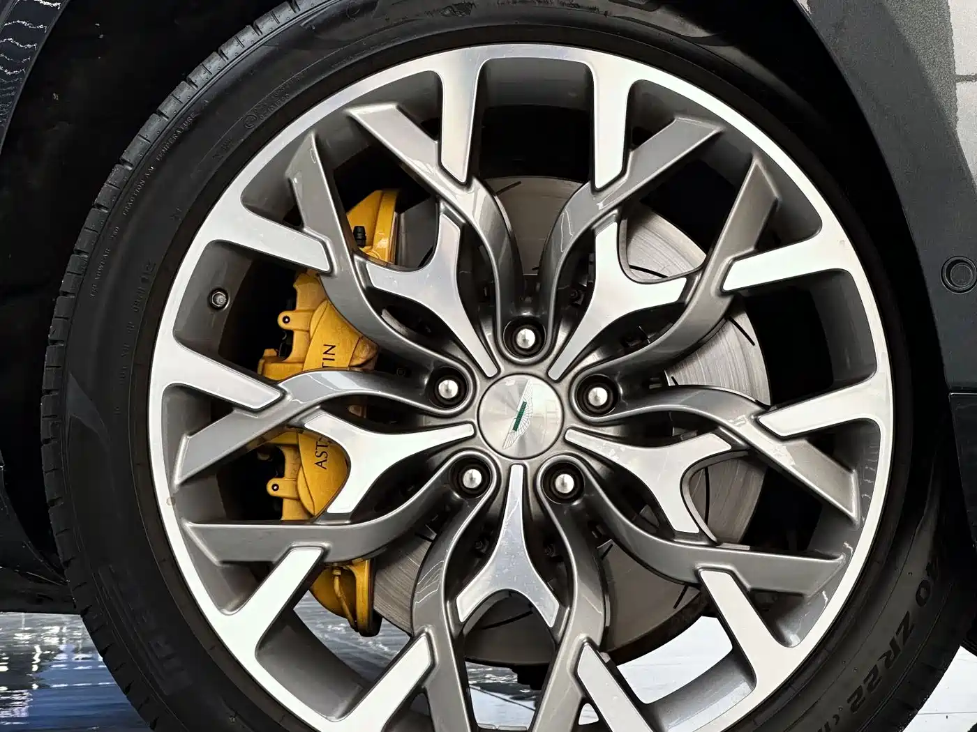 ASTON MARTIN DBX