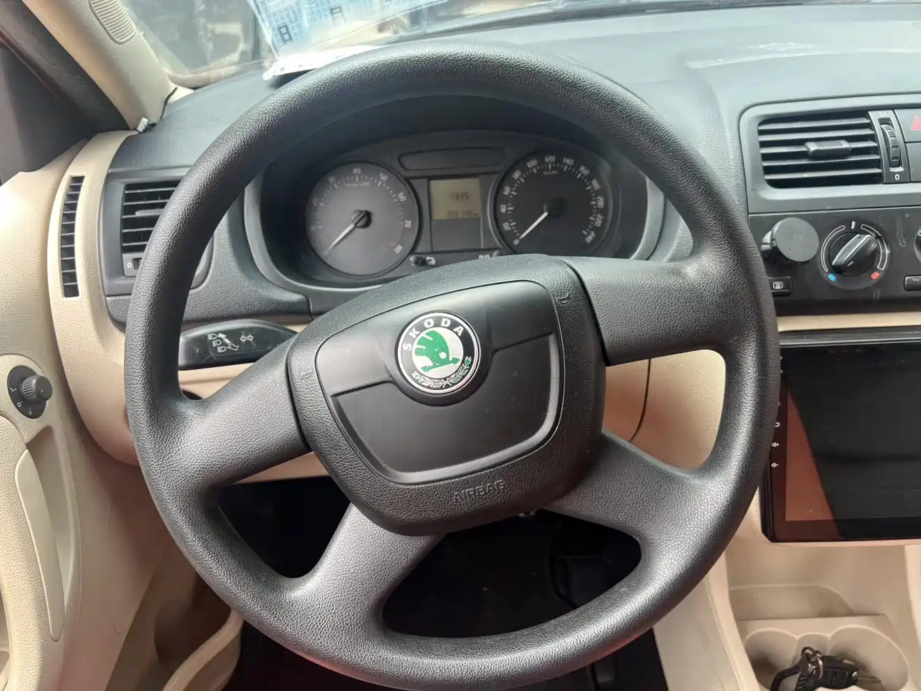 Škoda Fabia 2012 1.4L Manual Crystal Edition фото 8