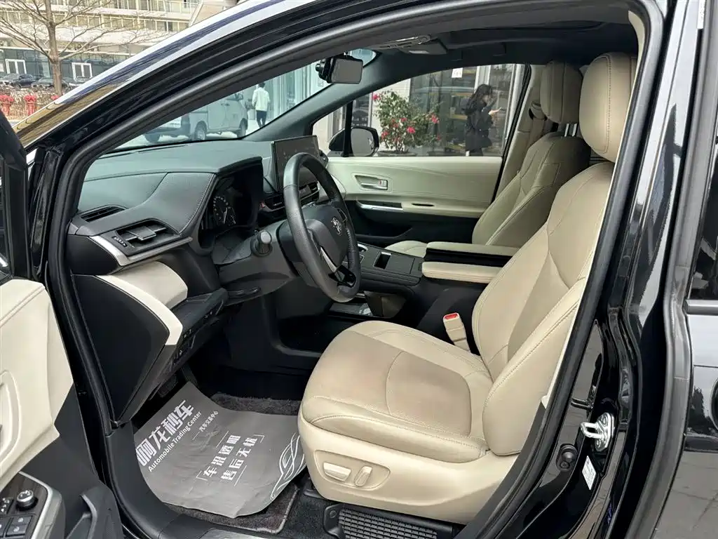 Toyota Sienna 2021 2.5L Hybrid Premium Edition фото 18