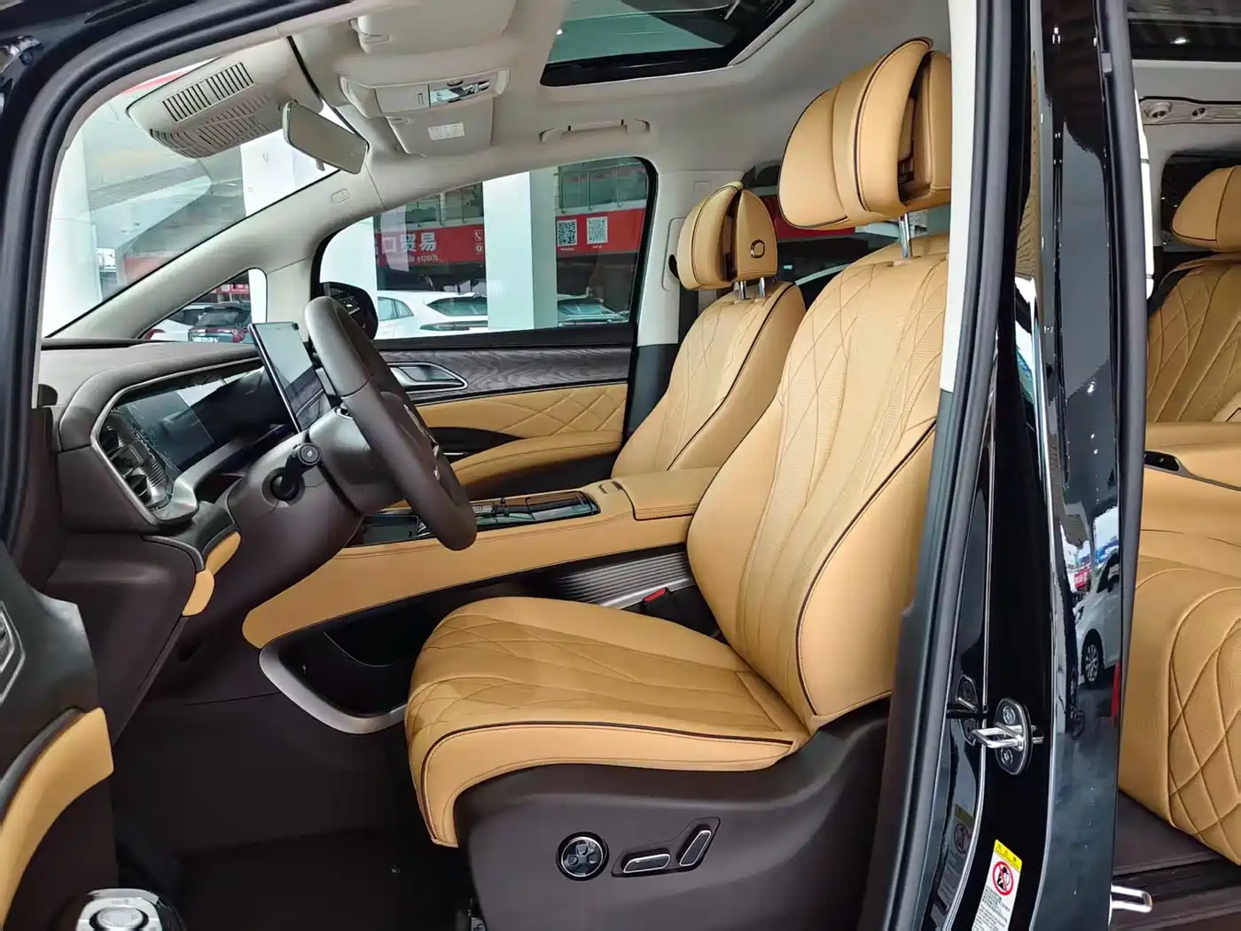 Denza D9 2024 DM-i 980 AWD Premium фото 9