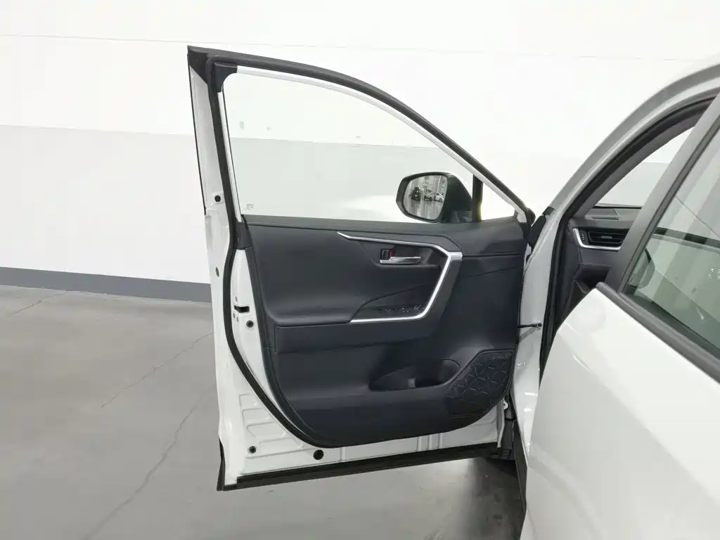 Фото 8 - Toyota RAV4