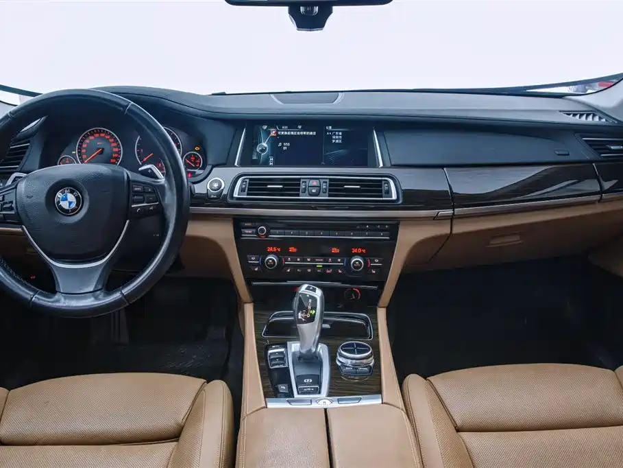 BMW 7 Series 2013 Model 740Li Luxury фото 7