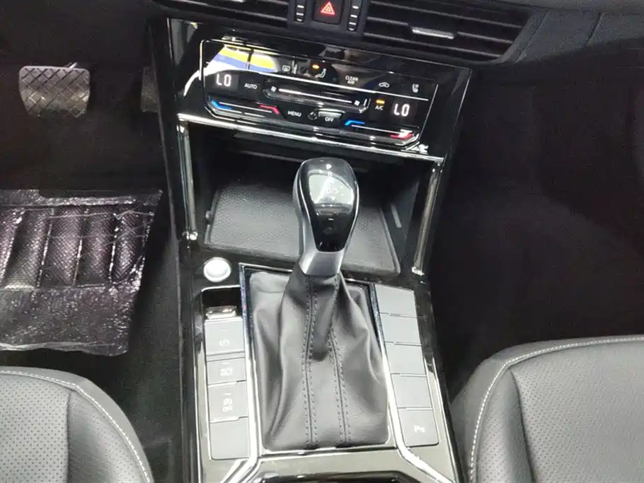 Volkswagen Passat 2025 Outstanding 380TSI Dragon Soaring Edition фото 16